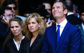 Cristina de Borbón e Iñaki Urdangarín, "el dolor de cabeza de la monarquía". A la izquierda la Infanta Elena (Quién)